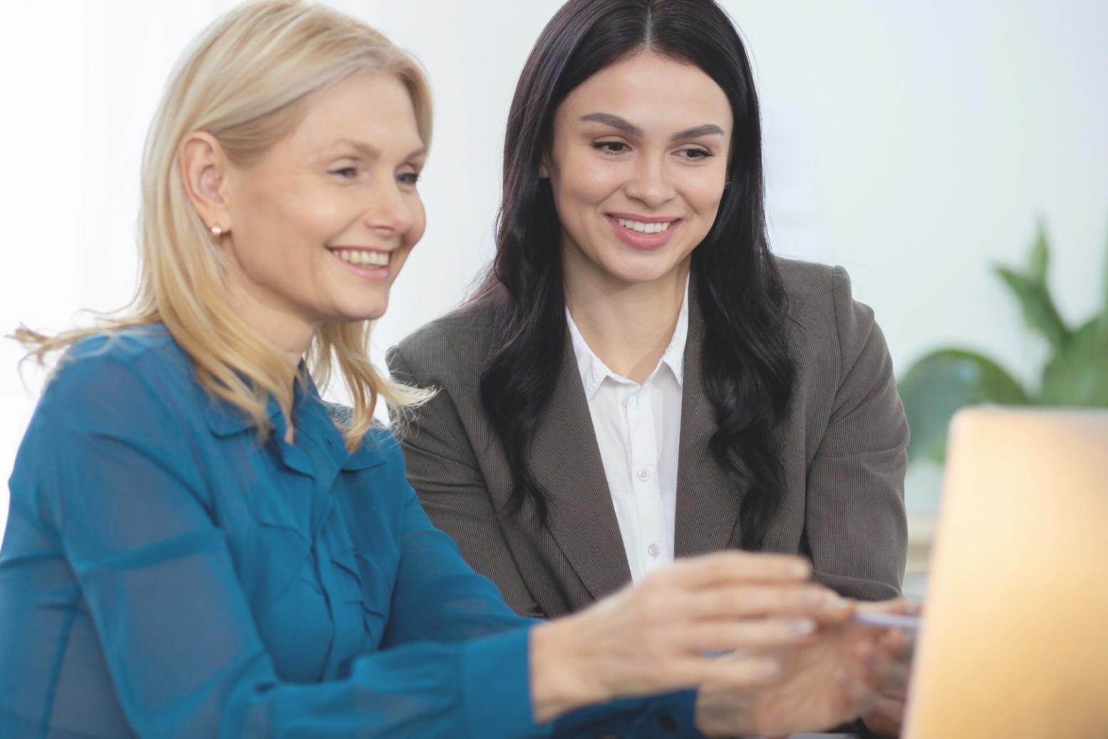 Équipe en formation sur la sécurité financière