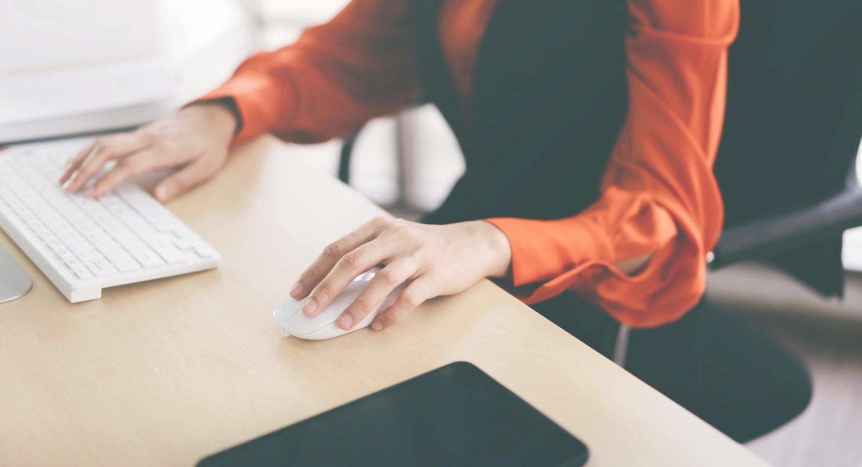 Personne travaillant sur des documents financiers